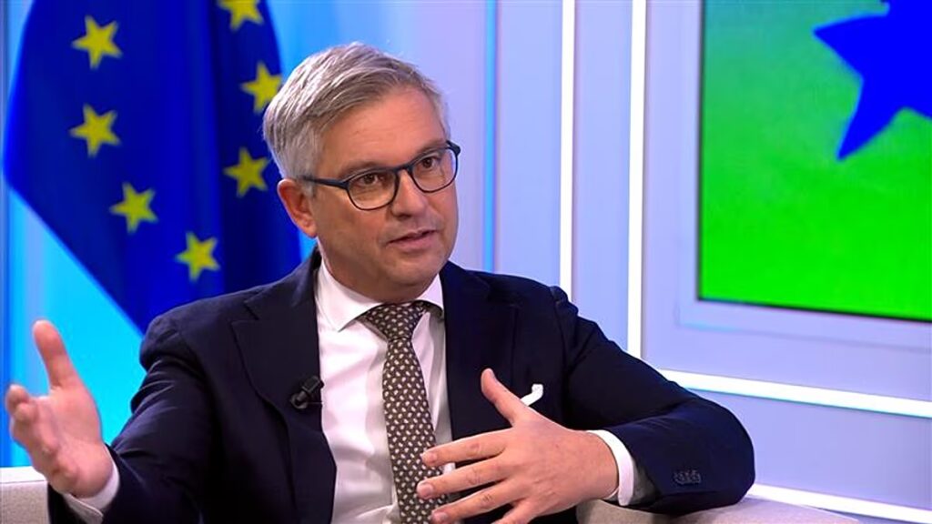 Az EU migrációs biztosa: „Vissza kell az emberek bizalmát”