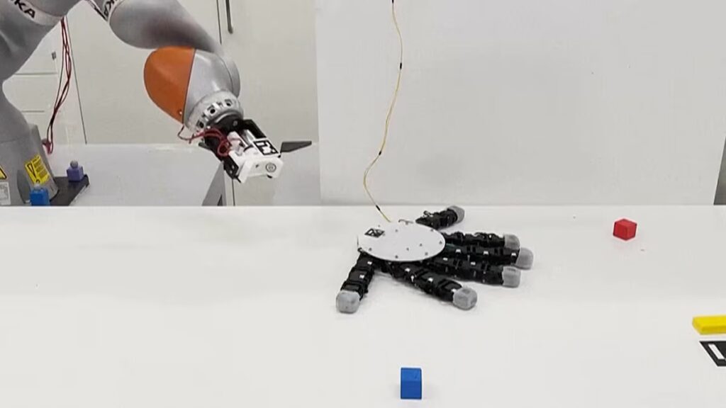 Ez a robotkéz odébb mászik, megragadja a tárgyakat, és újra rögzíti