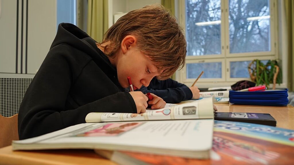 Több évtizedes médiaműveltség-tanítás után Finnország olyan készségekkel ruházza fel a tanulókat, amelyek segítségével felismerhetik az AI mélyhamisításait