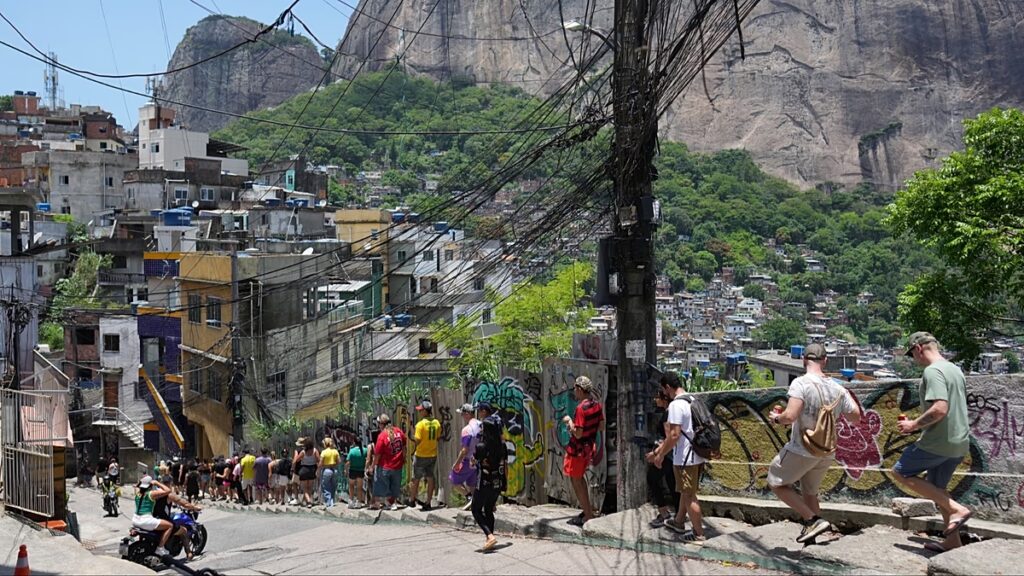 „Megbélyegzett terület”: Miért hagyták el a turisták Rio „pompás” látnivalóit ezekért a favelákért