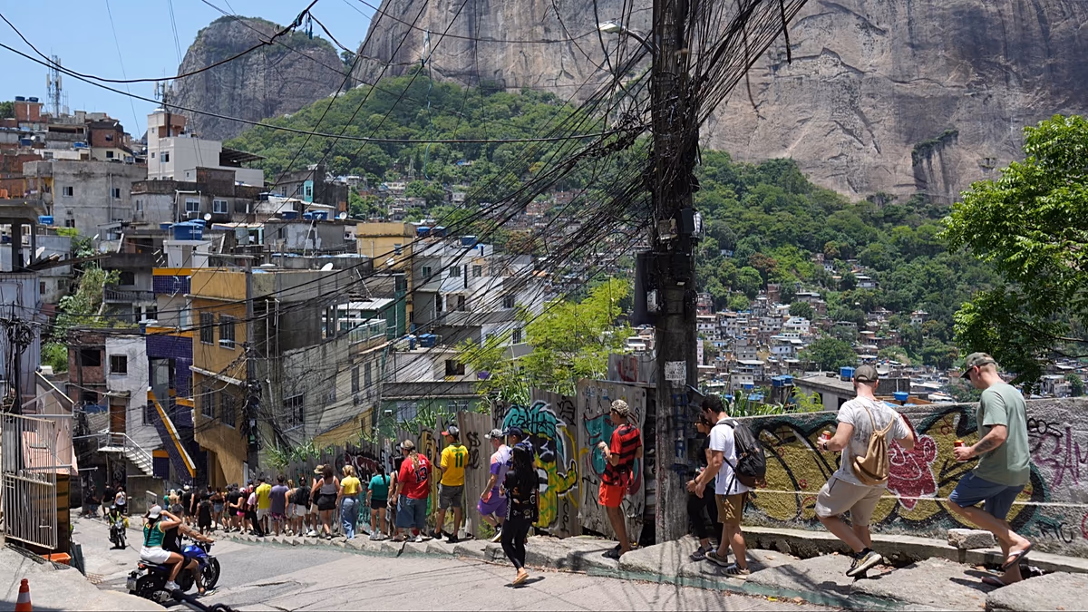 „Megbélyegzett terület”: Miért hagyták el a turisták Rio „pompás” látnivalóit ezekért a favelákért