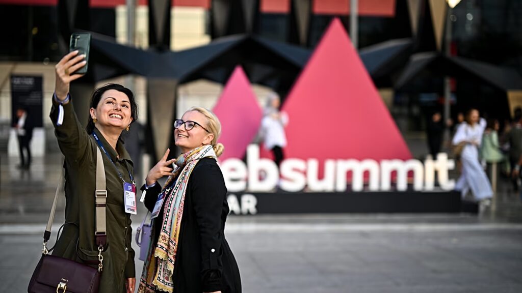 A Web Summit Qatar harmadik napja startupokkal, zenével és nagy technológiai vitákkal keveredik