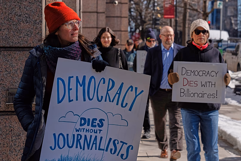 Sarah Kaplan, a Washington Post újságírója a Washington Posta előtt tiltakozik 2026. február 5-én, csütörtökön Washingtonban.