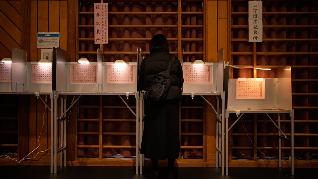 Takaicsi kormánypártja elsöprő győzelmet aratott a japán választásokon
