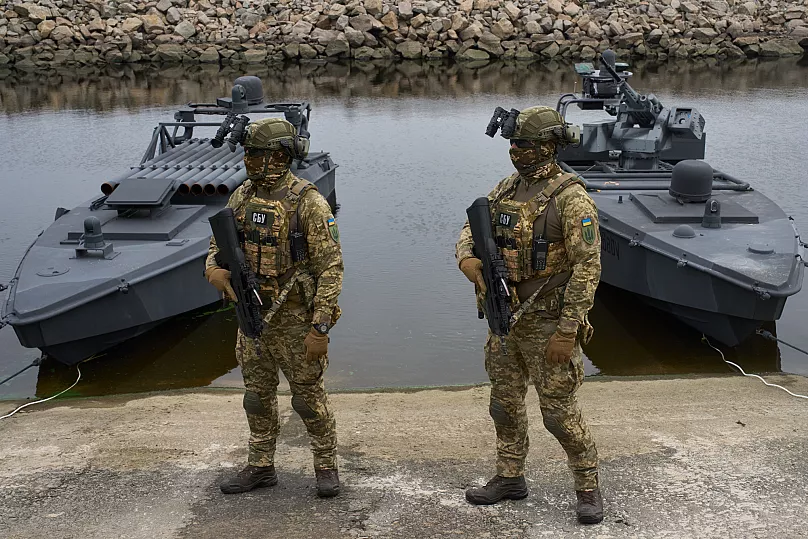 Az Ukrán Biztonsági Szolgálat tisztjei a Sea Baby drónok mellett állnak a demonstráció során Ukrajnában egy ismeretlen helyen, 2025. október 17-én, pénteken. 