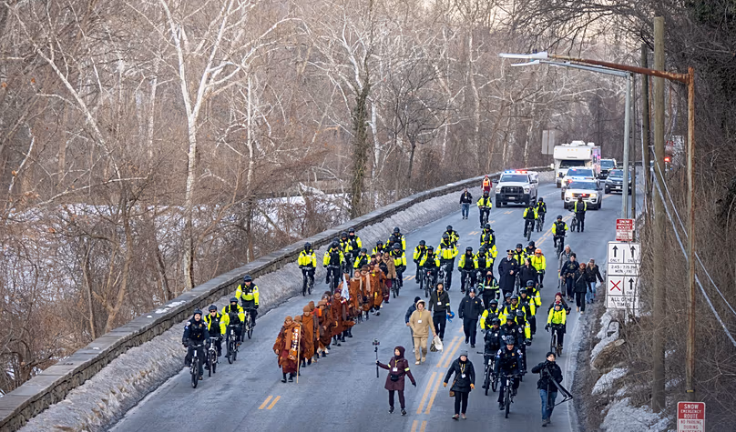 Buddhista szerzetesek, akik részt vesznek a Walk For Peace programban, a C&O-csatorna és a Potomac-folyó mentén sétálnak 2026. február 10-én, kedden Washingtonban.