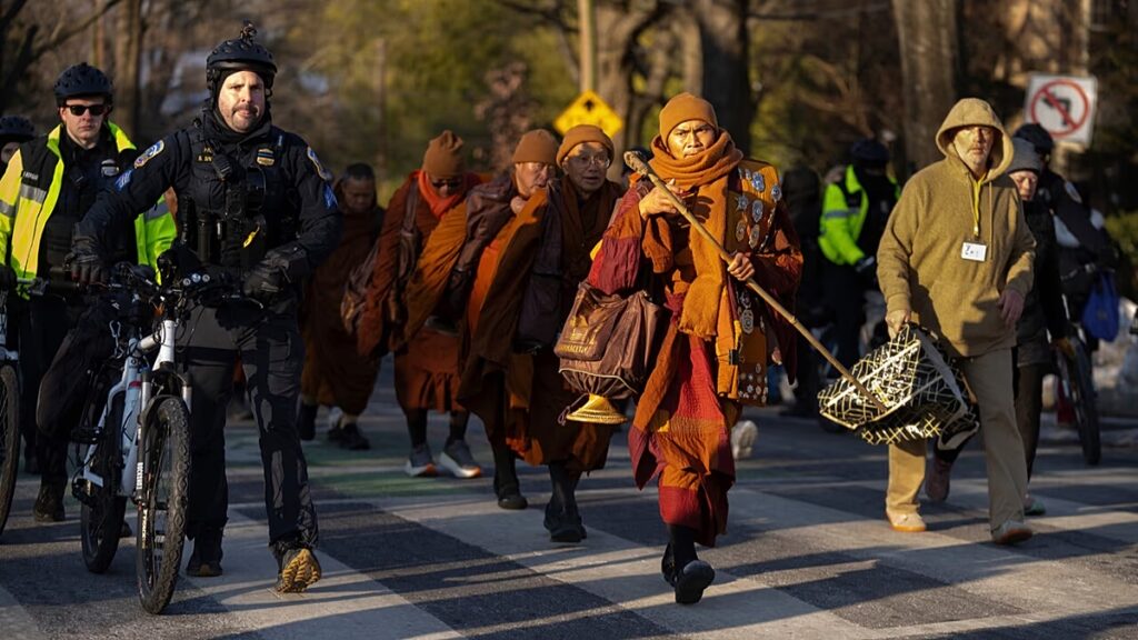 Buddhista szerzetesek 108 nap után érkeztek Washingtonba a Walk for Peace-n szerte az Egyesült Államokban