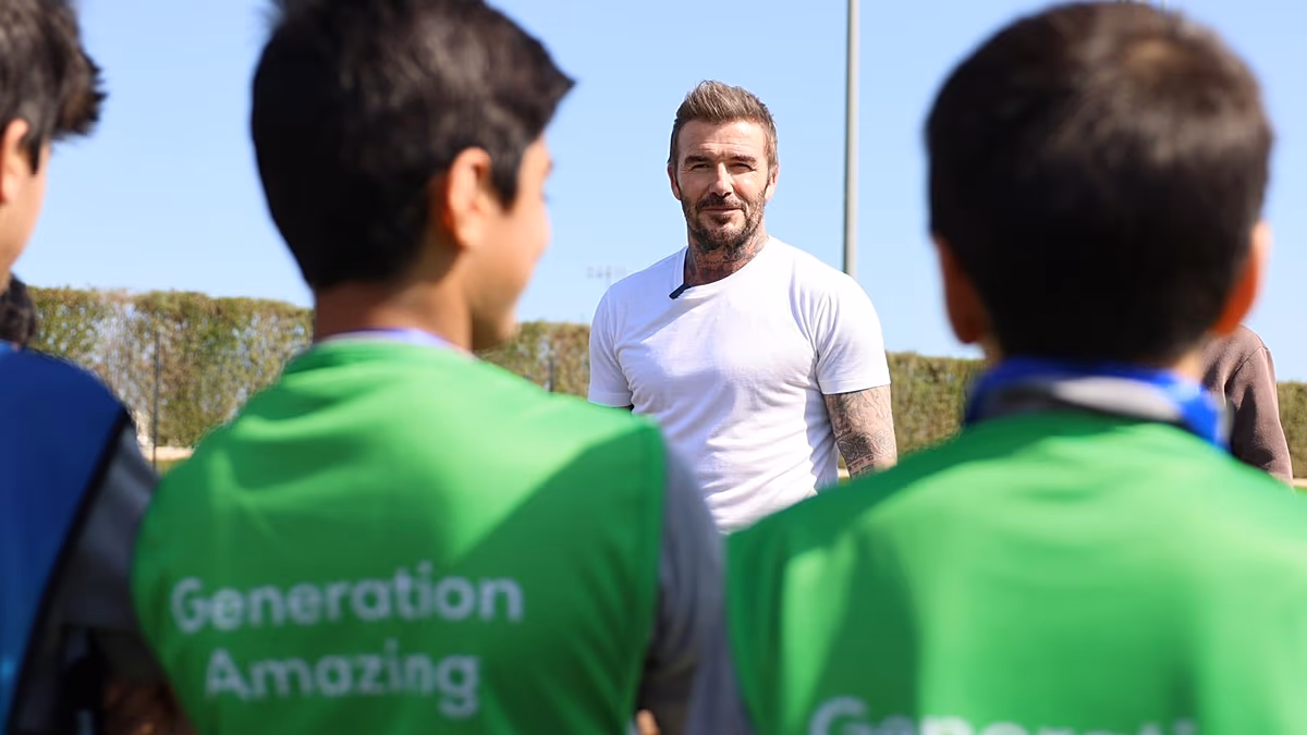 A „Bend It Like Beckham” valóban, ahogy a futballlegenda csatlakozik a diákokhoz a dohai pályán