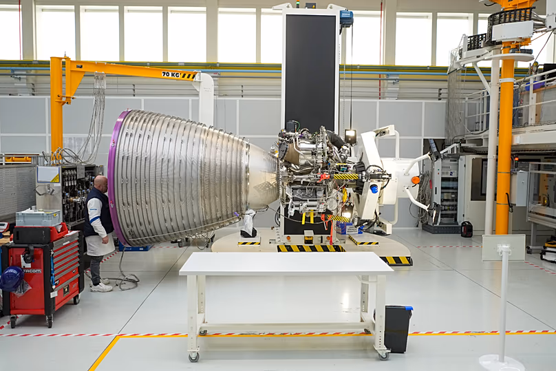 Egy szerelő megnézi az Ariane 64 rakétát hajtó Vulcain 2.1 motort az ArianeGroup Vernonban, Párizstól nyugatra gyárában 2026. február 4-én, szerdán.