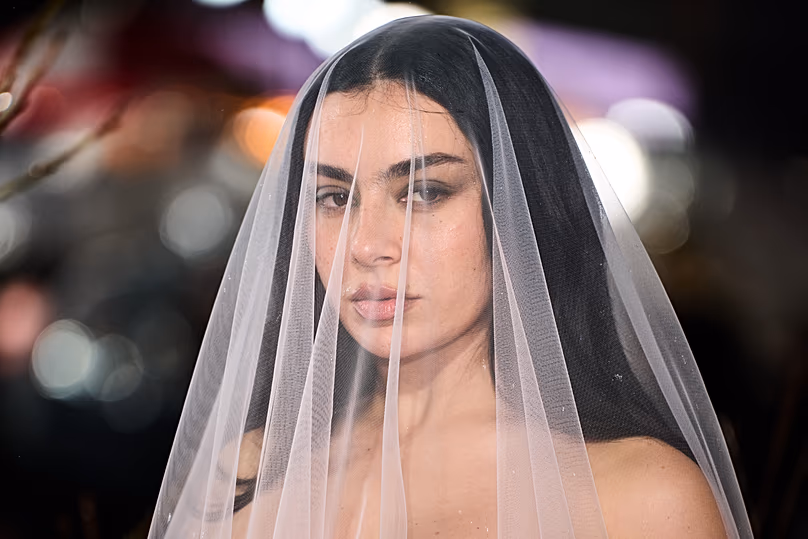 Charlie xcx nemrégiben zenei támogatást nyújtott a „Wuthering Heights” című filmhez; Berlinben ő maga fog szerepelni a nagy képernyőn