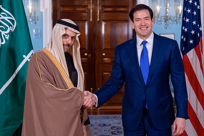Marco Rubio külügyminiszter köszönti Szaúd-Arábia külügyminiszterét, Faisal bin Farhant a külügyminisztériumban 2026. január 7-én, szerdán Washingtonban. 