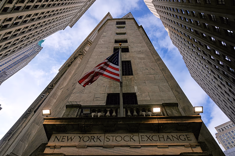 Amerikai zászló látható a New York-i NYSE bejárata felett, 2026. február