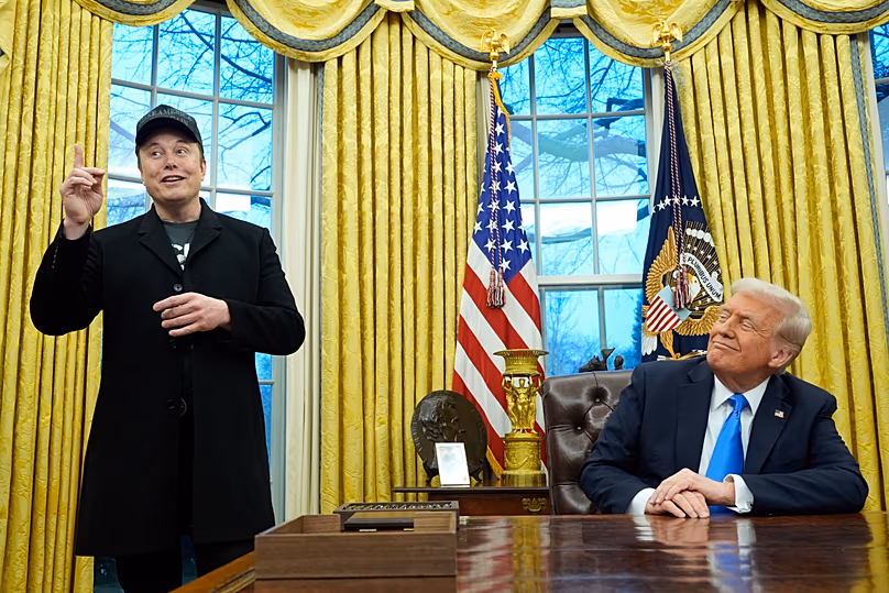 FÁJL. Trump elnök mosolyog, miközben Elon Musk beszél az Ovális Irodában, 2025. február