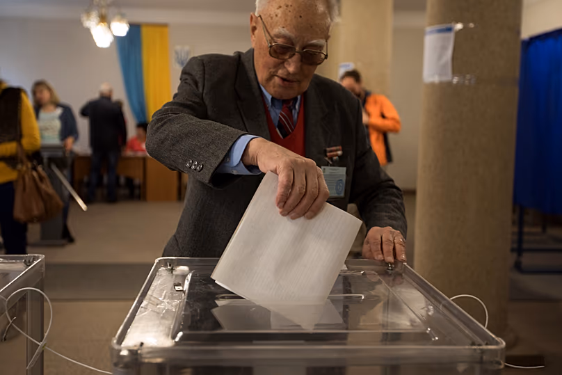 Egy férfi leadta szavazatát egy szavazóhelyiségben a kijevi elnökválasztás idején, 2019. március 31.