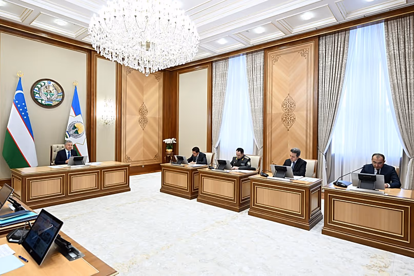 Shavkat Mirziyoyev elnök áttekintette a műhold űrbe való kilövésének kezdeti előkészületeiről és Üzbegisztán első nemzeti űrhajósának kiképzéséről szóló előadást.