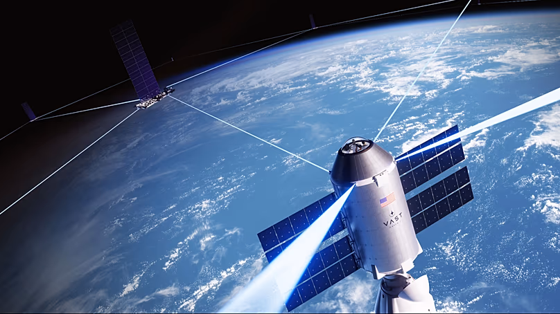 A Vast Haven-1 kereskedelmi űrállomása (dokkolt Dragon űrhajóval), amely lézerterminálokon keresztül kapcsolódik a SpaceX Starlink műholdhálózathoz