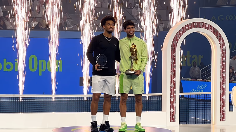 Carlos Alcaraz és Arthur Fils pózolnak a 2026-os Qatar Open után