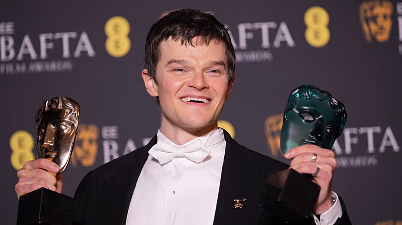 Robert Aramayo az EE feltörekvő csillagának díjával és az I Swear című film főszereplőjének járó díjjal a londoni BAFTA-n 2026. február 22-én