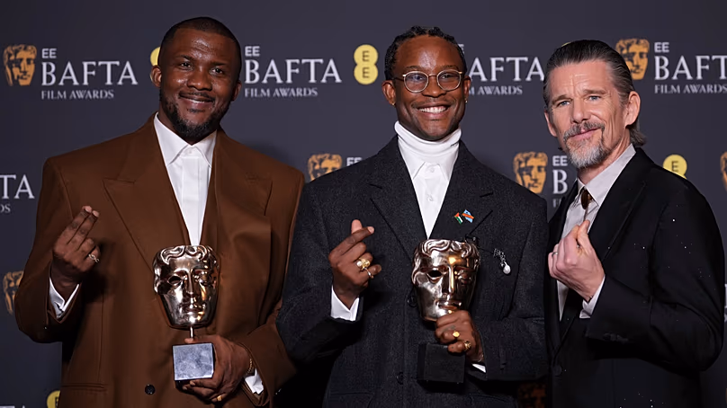 Balról: Wale Davies, Akinola Davies Jr. és Ethan Hawke egy brit író, rendező vagy producer kiemelkedő debütálásával a „My Father's Shadow” című filmben, 2026. február 22.