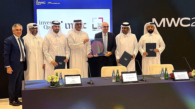 Az imec elnöke és az Invest Qatar vezérigazgatója (középen) Max Mirgolival (bal szélső) és QRDI Sec Gennel (jobb szélen) az imec új dohai kutatás-fejlesztési központjának bejelentésén.