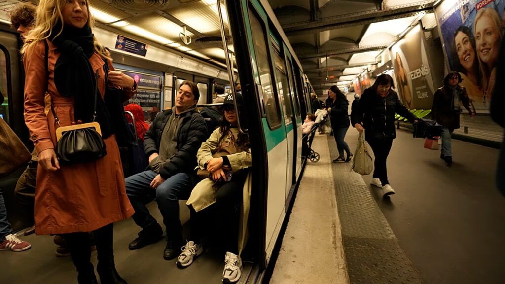 A francia rendőrség letartóztatta a gyanúsítottat, miután hármat megkéseltek a párizsi metrótámadásban