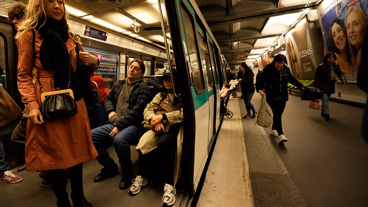 A francia rendőrség letartóztatta a gyanúsítottat, miután hármat megkéseltek a párizsi metrótámadásban