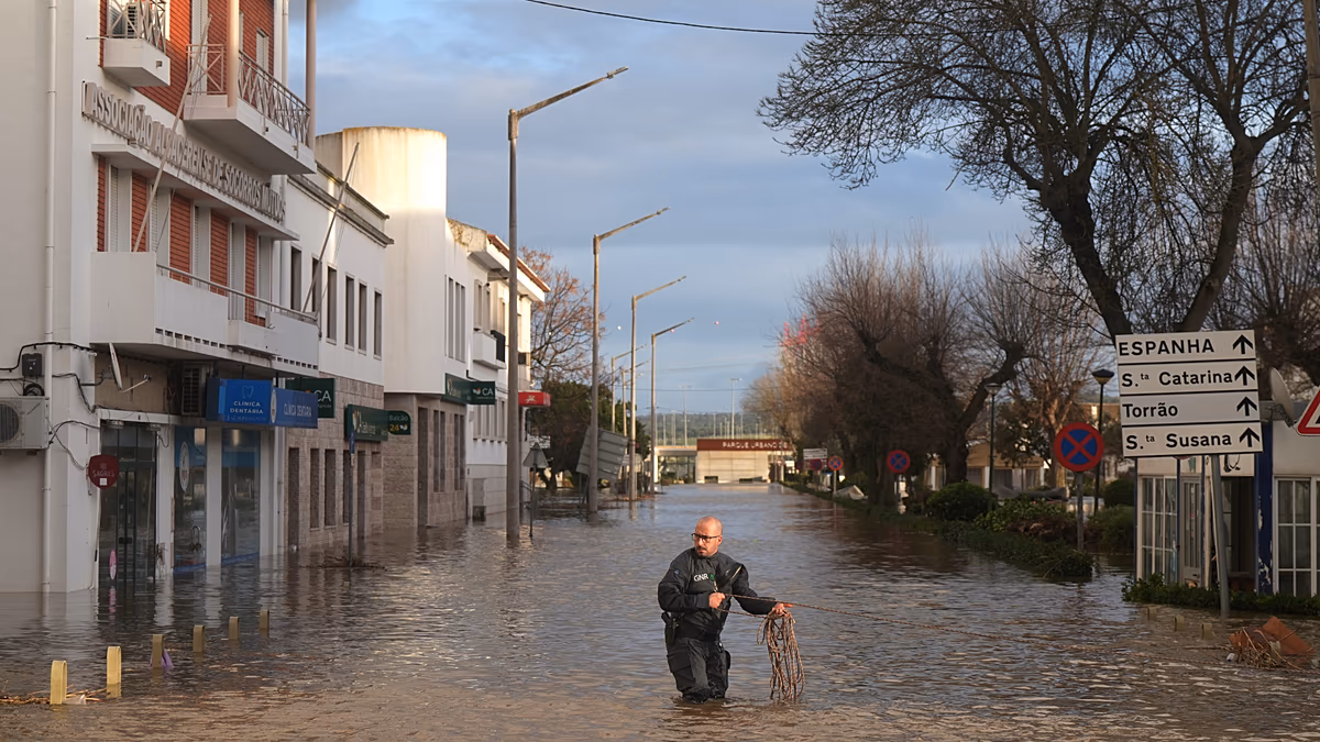 A heves esőzések áradásokat, evakuálásokat és autópálya-összeomlást okoztak Portugáliában