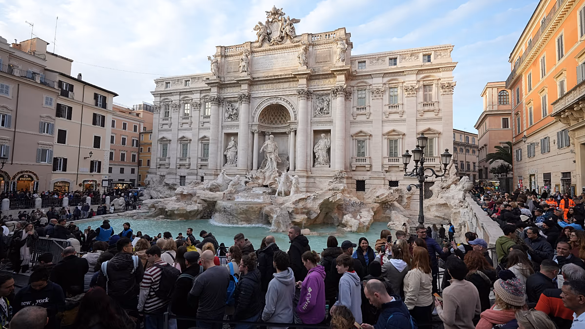 A római turistáknak fizetniük kell, hogy mától a Trevi-kút közelébe kerülhessenek