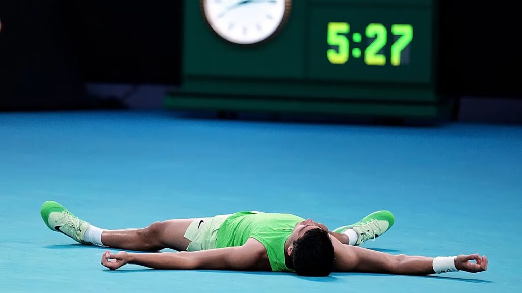 Alcaraz túljutott sérülésén, és legyőzte Zverevet az izgalmas, ötszettes Australian Open elődöntőben