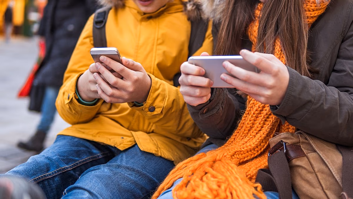 Biztonságosabb internet napja: Hogyan védhetik meg a szülők gyermekeiket a közösségi média betiltása nélkül