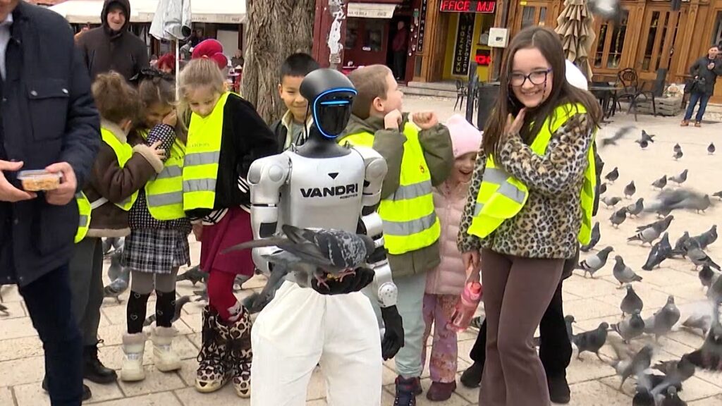 Bosznia bemutatja Robyt, első humanoid robotját Szarajevó utcáin