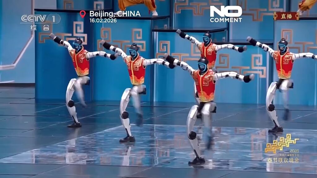 Kína humanoid harcművészeti robotokat mutat be: Aggódnia kell Európának?