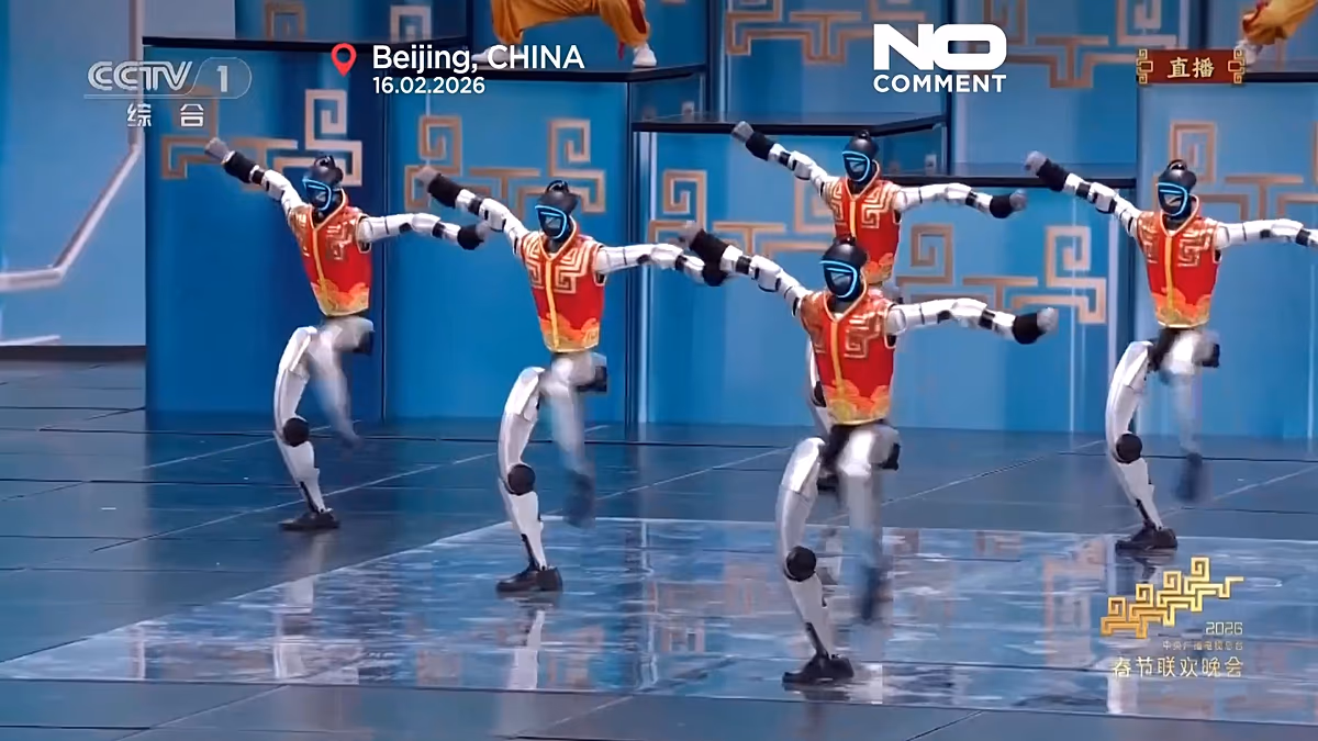 Kína humanoid harcművészeti robotokat mutat be: Aggódnia kell Európának?