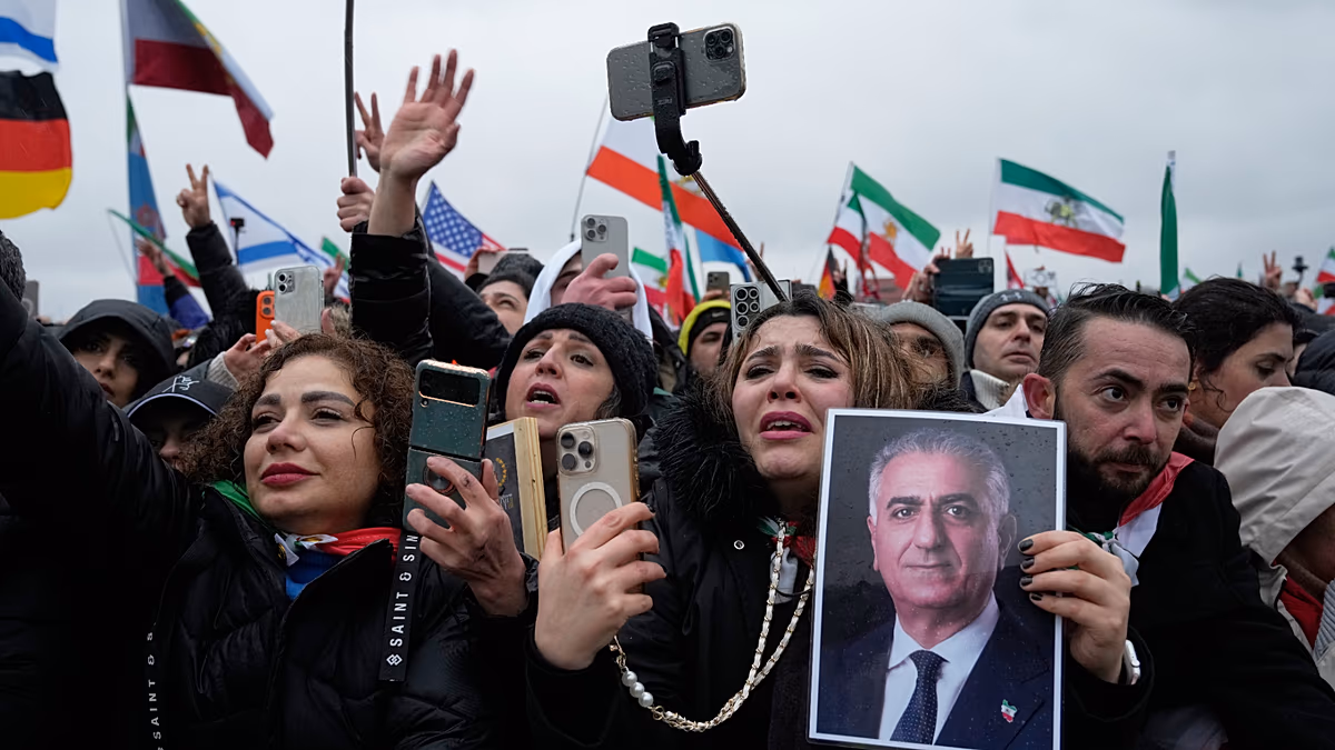 Több mint 200 ezren tüntettek Münchenben Reza Pahlaviért és a rendszerváltásért Iránban