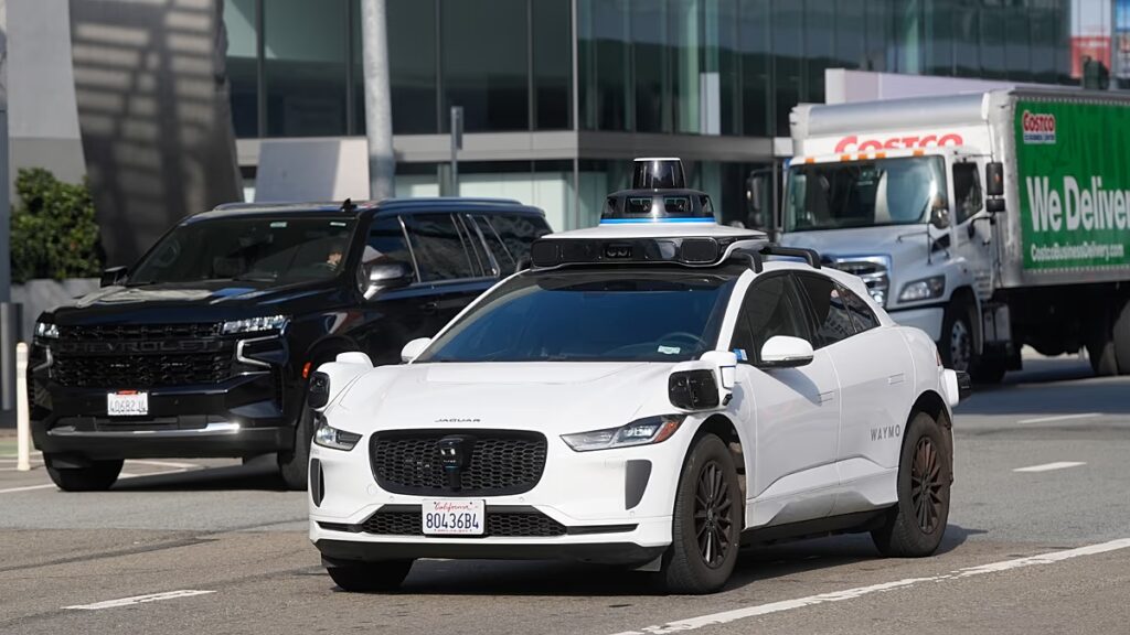 Waymo az emberekhez fordul, hogy bezárják a robotaxi ajtaját, hogy a járművek mozgásban maradjanak