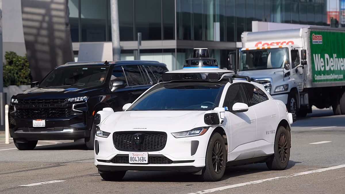Waymo az emberekhez fordul, hogy bezárják a robotaxi ajtaját, hogy a járművek mozgásban maradjanak