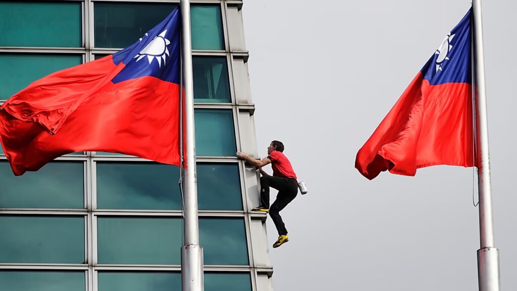 Alex Honnold amerikai sziklamászó kötelek nélkül ért fel a Taipei 101 felhőkarcoló tetejére
