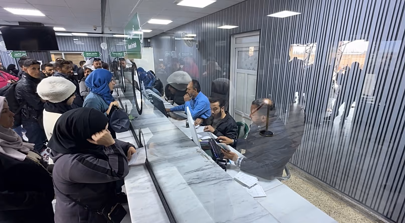   A szíriai alkalmazottak a Jussiyeh határátkelőhelyen 2026. március 3-án regisztrálják a Libanonból érkező szíriai hazatérők személyes adatait és hivatalos belépési eljárásait.