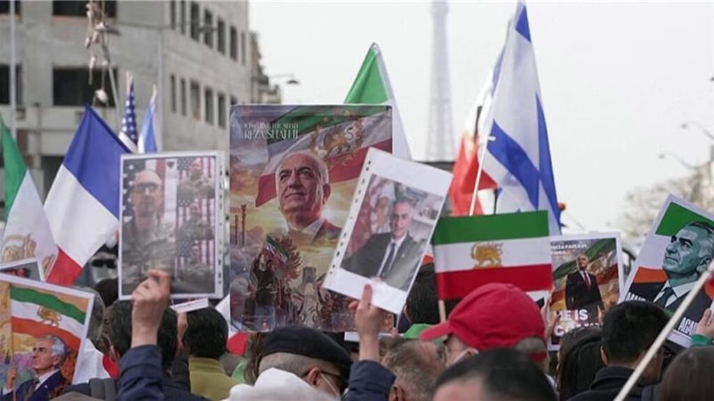 A monarchia- és demokráciapárti tüntetők Európa-szerte gyűlnek össze Irán mellett