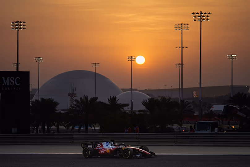 Charles Leclerc, a Ferrari pilótája a pályán az F1-es szezon előtti teszten a bahreini Sakhirben, 2026-ban.