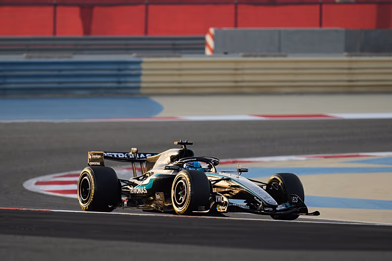 George Russell, a Mercedes pilótája a pályán az F1-es szezon előtti teszten a bahreini Szakhirban, 2026-ban.