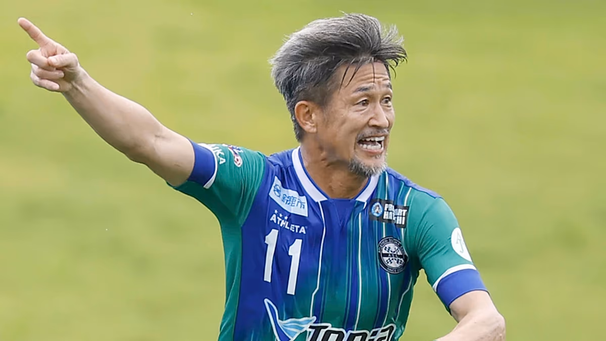 A világ legidősebb profi futballistája még egy szezonra ír alá