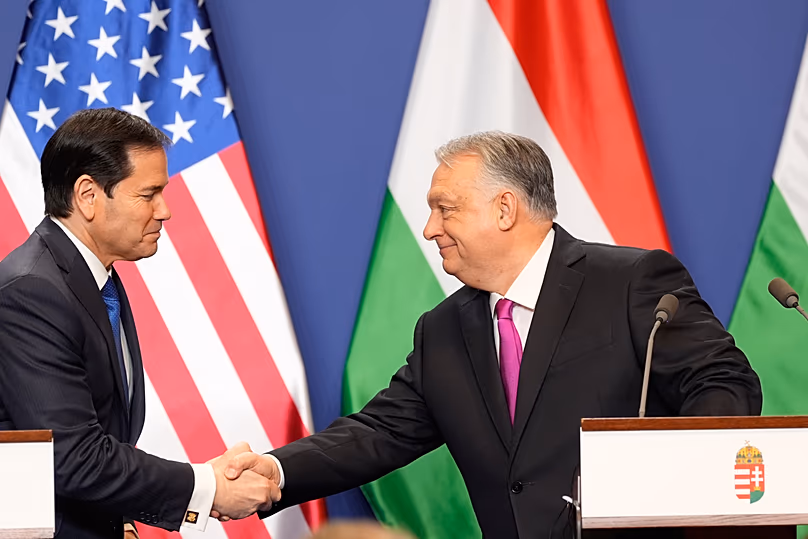Marco Rubio amerikai külügyminiszter 2026. február 16-án kezet fog Orbán Viktor miniszterelnökkel.