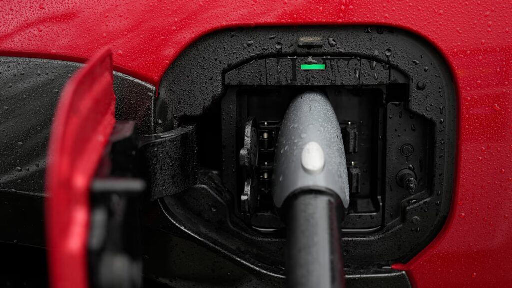A magas gázárak növelik az elektromos járművek iránti keresletet, mivel a sofőrök pénzt takarítanak meg