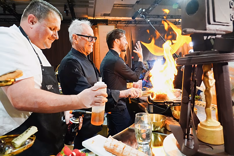 Eric Klein, balról, Wolfgang Puck és Byron Puck látható az Oscar-gála kormányzói báljának sajtóelőzetesén, 2026. március 10-én, kedden Los Angelesben.