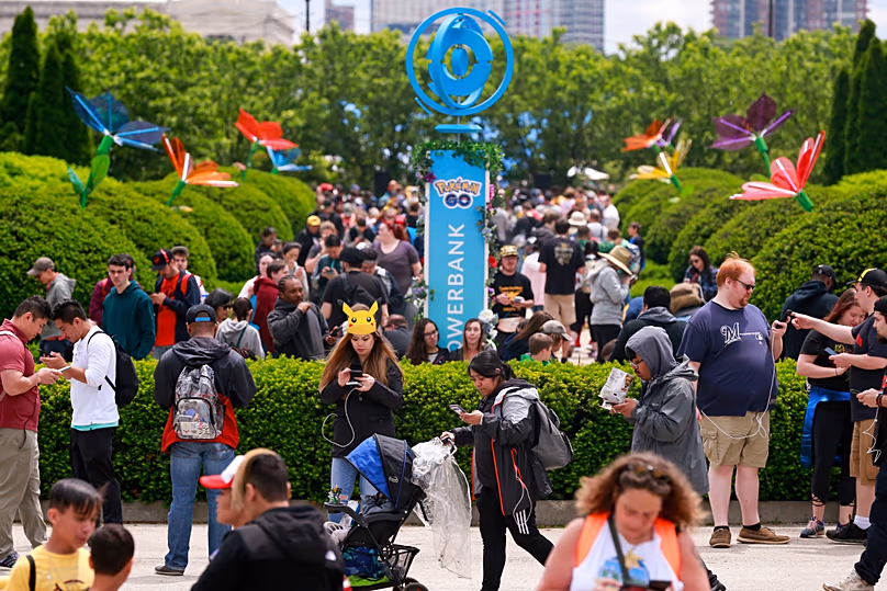 A Pokemon GO Fest 2019 résztvevői, miközben karaktereket keresnek, miközben Pokemon GO-val játszanak (AP Photo/Amr Alfiky)