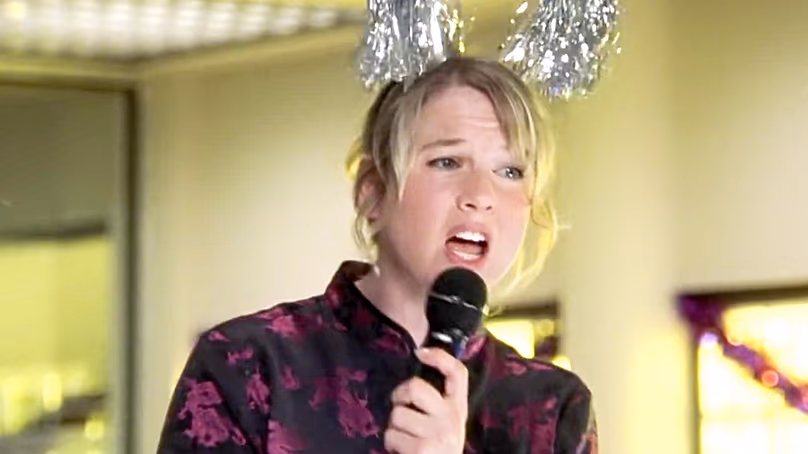 Renée Zellweger részegen beköti a