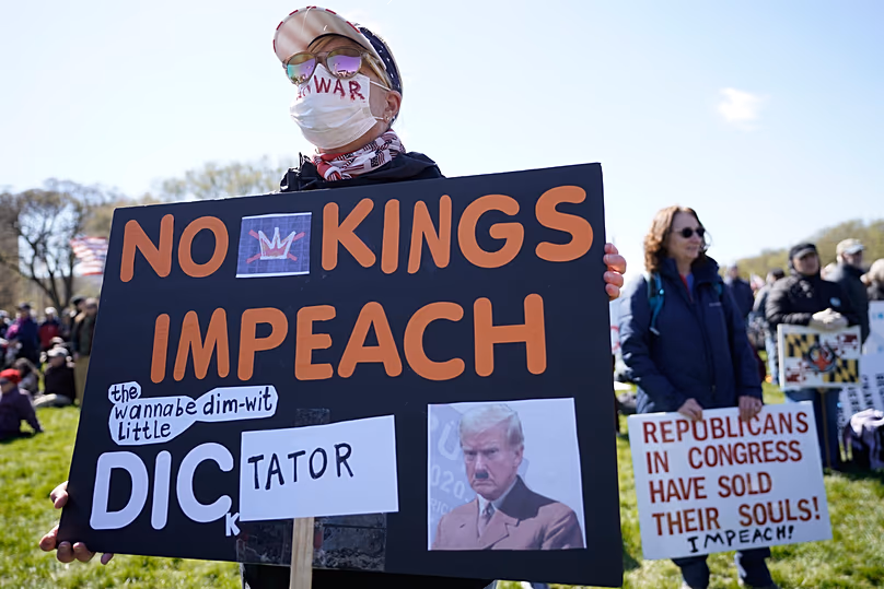 Tüntetők gyülekeznek a No Kings tüntetés alatt Washingtonban, 2026. március 28-án, szombaton.