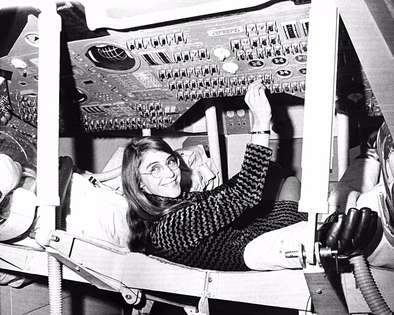 Margaret Hamilton amerikai informatikus az MIT Instrumentation Laboratory-ban az Apollo parancsnoki modul mintájában ül a cambridge-i iskolában, 1969-ben.