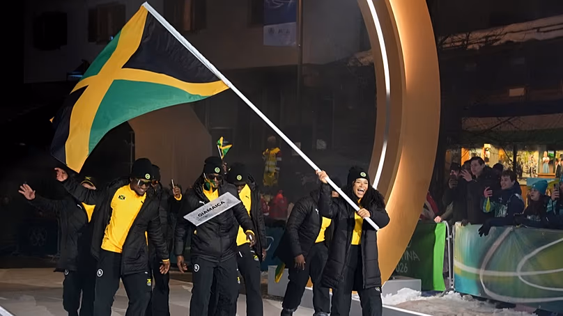 Mica Moore, Jamaica zászlóvivője vezeti csapatát a 2026. évi téli olimpia olimpiai megnyitóján, az olaszországi Cortina d'Ampezzóban, 2026. február 6-án, pénteken. 